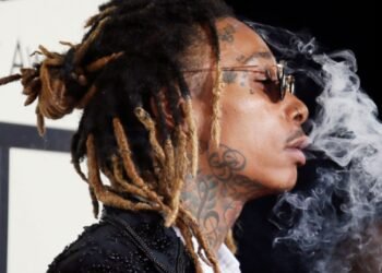 মঞ্চে গাঁজা সেবনে উইজ খলিফার ৯ মাসের জেল