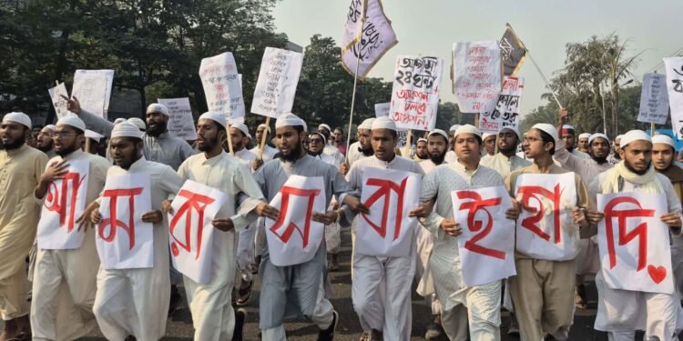 সকাল থেকেই মানিক মিয়া এভিনিউতে আসছে একের পর এক মিছিল