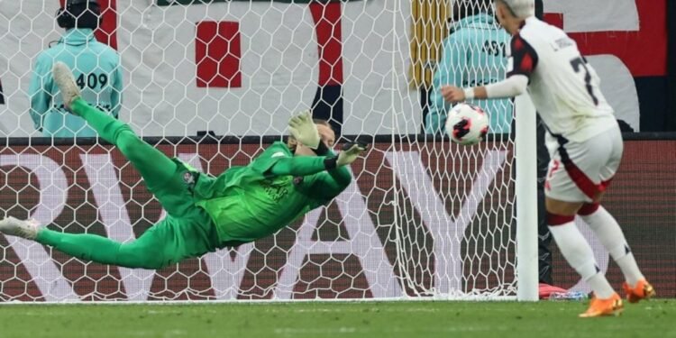 ৪টি পেনাল্টি সেভ, অতঃপর ভাঙা হাত: পিএসজিকে শিরোপা জেতালেন সাফোনভ