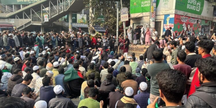 তৃতীয় দফায় শাহবাগ অবরোধ করল ইনকিলাব মঞ্চ