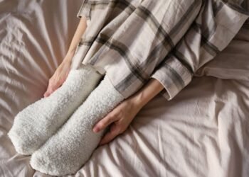 শীতে পা গরম রাখতে মোজা পরছেন? অজান্তেই ডেকে আনছেন ৫টি বিপদ