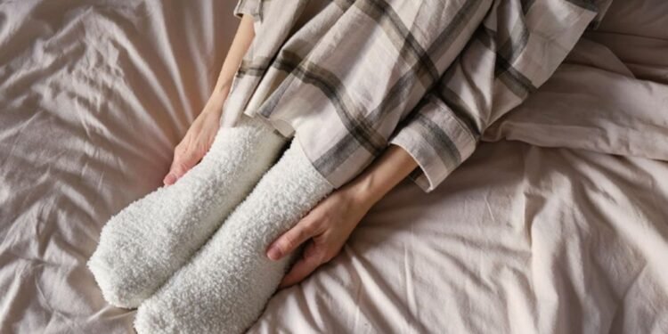 শীতে পা গরম রাখতে মোজা পরছেন? অজান্তেই ডেকে আনছেন ৫টি বিপদ