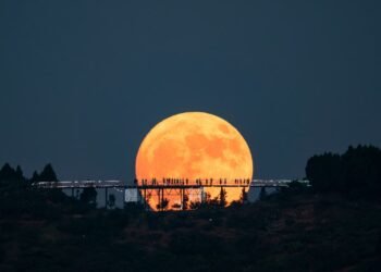 আজ আকাশে ‘উলফ মুন’: বছরের প্রথম সুপারমুন দেখার সুযোগ