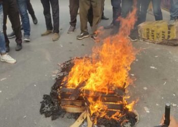মোবাইল ব্যবসায়ীদের অনির্দিষ্টকালের ধর্মঘট: কারওয়ান বাজার মোড়ে যানচলাচল বন্ধ