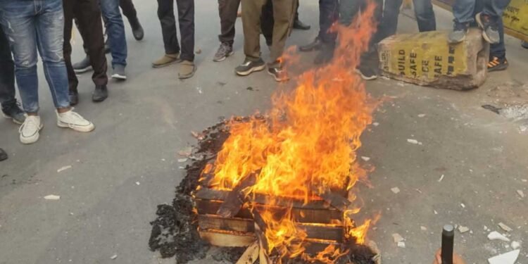 মোবাইল ব্যবসায়ীদের অনির্দিষ্টকালের ধর্মঘট: কারওয়ান বাজার মোড়ে যানচলাচল বন্ধ