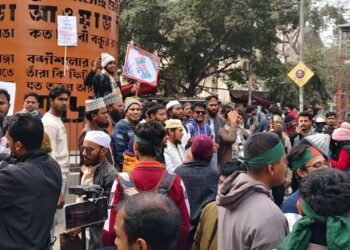 ভারতীয়দের ওয়ার্ক পারমিট বাতিলের দাবিতে উত্তপ্ত শাহবাগ