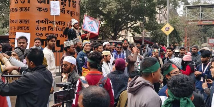 ভারতীয়দের ওয়ার্ক পারমিট বাতিলের দাবিতে উত্তপ্ত শাহবাগ
