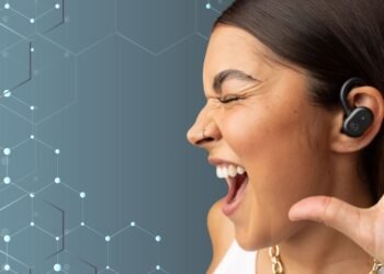 ইয়ারবাডের ভলিউম বাড়ালেই বিপদ: স্থায়ীভাবে কমতে পারে শ্রবণশক্তি