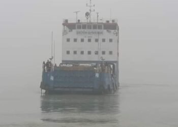 ঘন কুয়াশায় শরীয়তপুর-চাঁদপুর রুটে ফেরি চলাচল বন্ধ