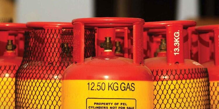 হুট করে ধর্মঘট: আজ থেকে মিলবে না এলপিজি সিলিন্ডার