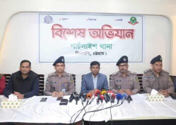 ৫ কোটি ৮০ লাখ টাকার স্বর্ণ উদ্ধার: চট্টগ্রাম পুলিশের জালে মূল হোতাসহ ৬