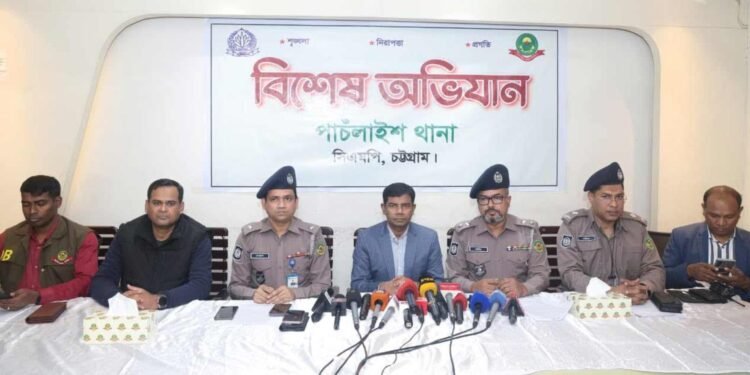 ৫ কোটি ৮০ লাখ টাকার স্বর্ণ উদ্ধার: চট্টগ্রাম পুলিশের জালে মূল হোতাসহ ৬