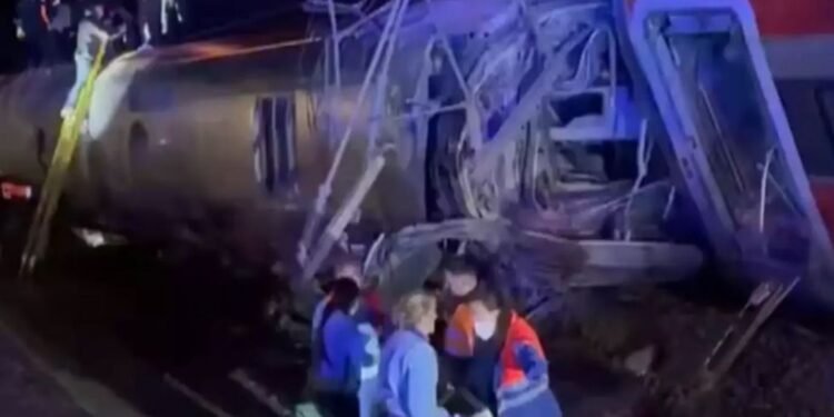 স্পেনে দুই ট্রেনের সংঘর্ষে নিহত ৩৯, আহত শতাধিক