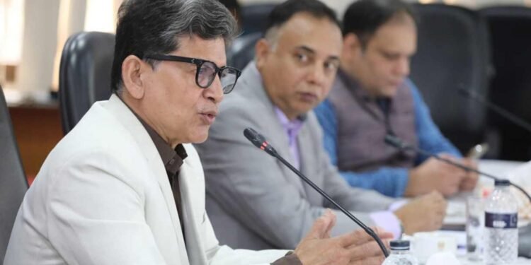 ‘গণঅভ্যুত্থানের স্বপ্ন হোঁচট খাচ্ছে, তরুণরা দেশ ছাড়তে চায়’: হোসেন জিল্লুর রহমান