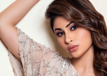 প্রকাশ্যেই মৌনীর কোমরে হাত!