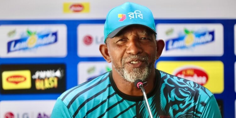 ঢাকা ছাড়লেন কোচ ফিল সিমন্স