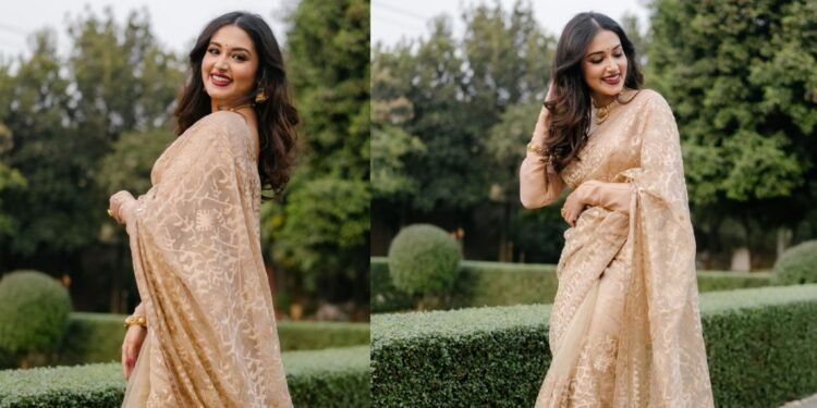 মায়ের নতুন শাড়ি আগেই দখল করেন ফারিণ