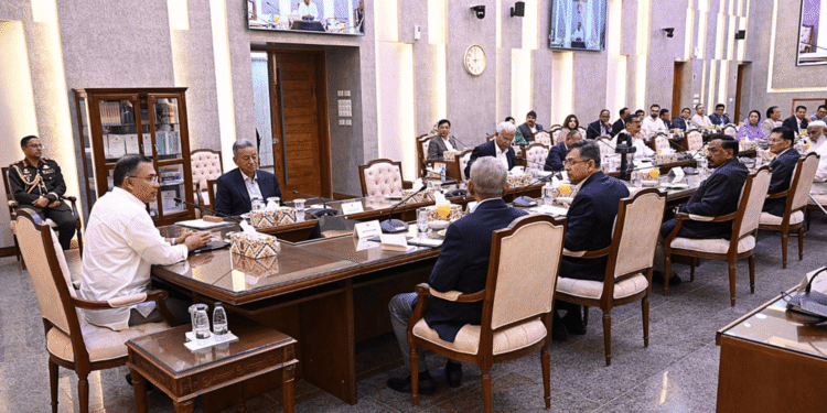 প্রথম বৈঠকেই প্রধানমন্ত্রীর নির্দেশ: সেহরি ও ইফতারে বিদ্যুৎ নিরবচ্ছিন্ন রাখতে হবে