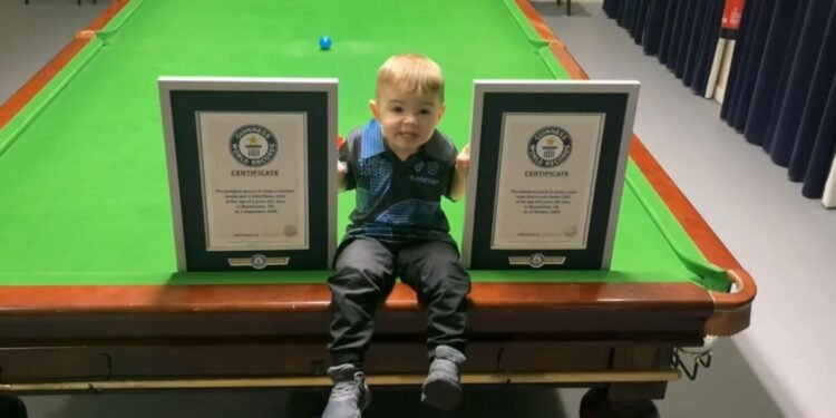 ২ বছরেই বিশ্ব রেকর্ড: ফিডার ফেলে হাতে স্নুকার কিউ!