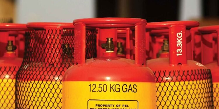 এলপিজির দাম বাড়ছে না কমছে, জানা যাবে আজ বিকেলে