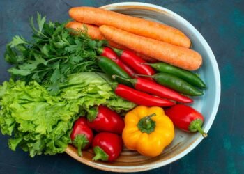 ক্যান্সার দূরে রাখতে পাতে রাখুন এই ৭টি খাবার