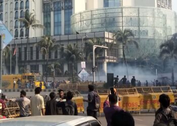 ইন্টারকন্টিনেন্টালের সামনে রণক্ষেত্র