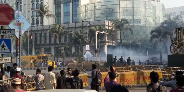 ইন্টারকন্টিনেন্টালের সামনে রণক্ষেত্র