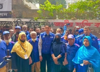 ৭,৫০০ টাকায় সংসার চলে না: রাজপথে গ্রাম পুলিশের হাজারো সদস্য