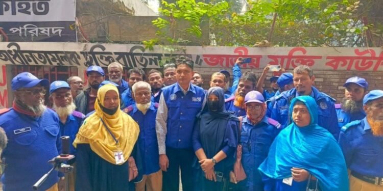 ৭,৫০০ টাকায় সংসার চলে না: রাজপথে গ্রাম পুলিশের হাজারো সদস্য