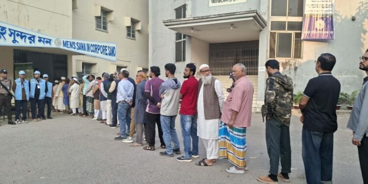 উৎসবমুখর পরিবেশে শুরু ত্রয়োদশ জাতীয় সংসদ নির্বাচনের ভোটগ্রহণ