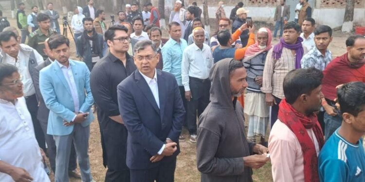 লাইনে দাঁড়িয়ে ভোট দিলেন সালাহউদ্দিন আহমদ