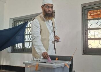 সকাল ৮টার মধ্যেই কেন্দ্রে মামুনুল হক: দিলেন ‘রিকশা’য় ভোট