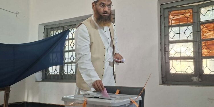 সকাল ৮টার মধ্যেই কেন্দ্রে মামুনুল হক: দিলেন ‘রিকশা’য় ভোট