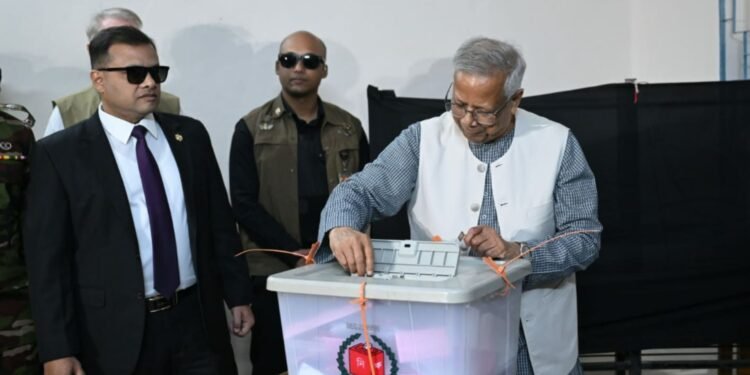 গুলশানে ভোট দিলেন প্রধান উপদেষ্টা ড. ইউনূস