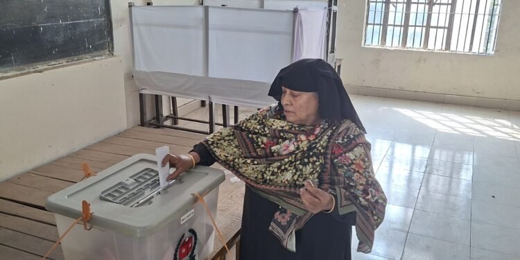 তিতুমীর কলেজ কেন্দ্রে প্রথম আড়াই ঘণ্টায় ভোট পড়ল ২৫১টি