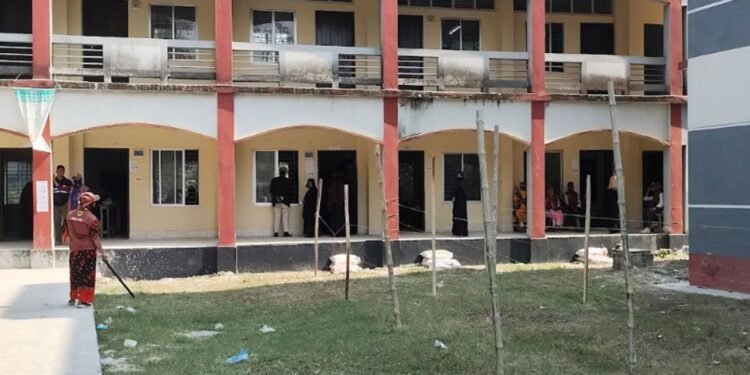 ভোলা-১ আসনে ভোটকেন্দ্রের মাঠে ককটেল বিস্ফোরণ