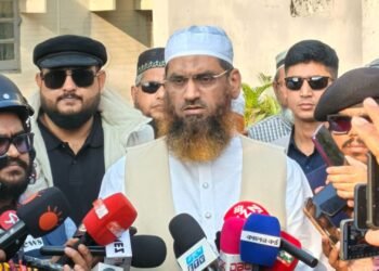 ‘কেন্দ্রের বাইরে ভয়ভীতি দেখানো হচ্ছে’: মামুনুল হকের অভিযোগ