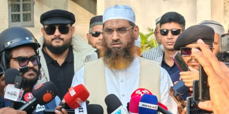 ‘কেন্দ্রের বাইরে ভয়ভীতি দেখানো হচ্ছে’: মামুনুল হকের অভিযোগ