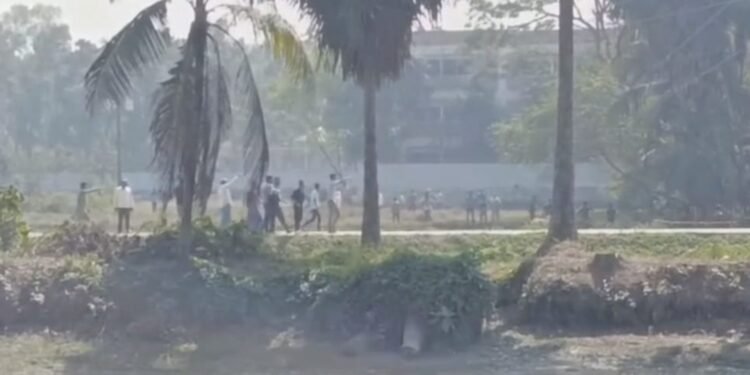 চৌদ্দগ্রামে ভোটকেন্দ্রে পরপর ৭টি ককটেল বিস্ফোরণ