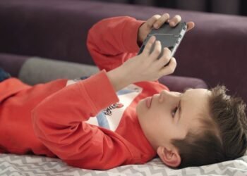 সন্তানের গেম আসক্তি: স্মার্টফোনেই আছে সমাধান