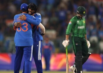 পাকিস্তানকে উড়িয়ে সুপার এইটে ভারত