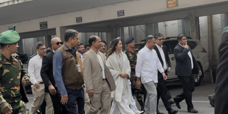 সচিবালয় থেকে হেঁটে একুশে পদক প্রদান অনুষ্ঠানে গেলেন প্রধানমন্ত্রী তারেক রহমান