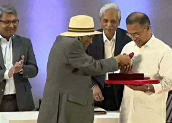 একুশে পদক নিতে গিয়ে প্রধানমন্ত্রীকে শফিক রেহমানের ‘লাল গোলাপ’ উপহার