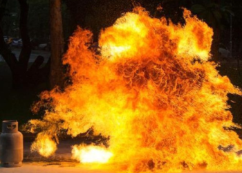 নারিন্দায় এসির গ্যাস সিলিন্ডার বিস্ফোরণে একই পরিবারের দগ্ধ ৩