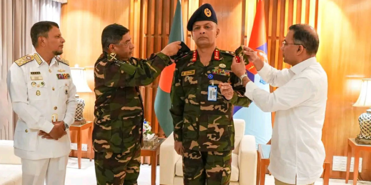 প্রধানমন্ত্রী তারেক রহমানের উপস্থিতিতে নতুন পিএসওকে র্যাংক ব্যাজ পরানো হলো