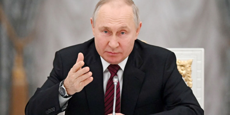 ‘ট্রাম্পের নিষেধাজ্ঞায় আমল দিই না’: কিউবাকে জ্বালানি দেওয়ার ঘোষণা পুতিনের