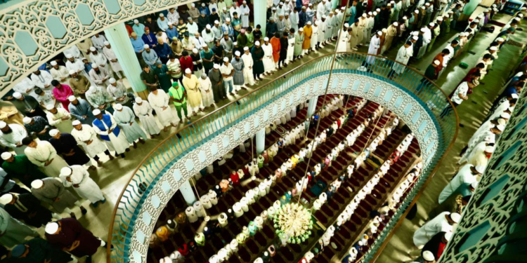 রমজানের প্রথম জুমায় বায়তুল মোকাররমে মুসল্লিদের ঢল