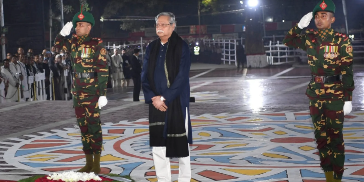 একুশের প্রথম প্রহরে কেন্দ্রীয় শহীদ মিনারে রাষ্ট্রপতির শ্রদ্ধা