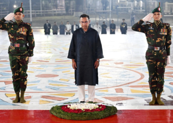 একুশের প্রথম প্রহরে শহীদ মিনারে প্রধানমন্ত্রী তারেক রহমানের শ্রদ্ধা