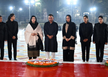 সপরিবারে শহীদ মিনারে প্রধানমন্ত্রী তারেক রহমানের শ্রদ্ধা